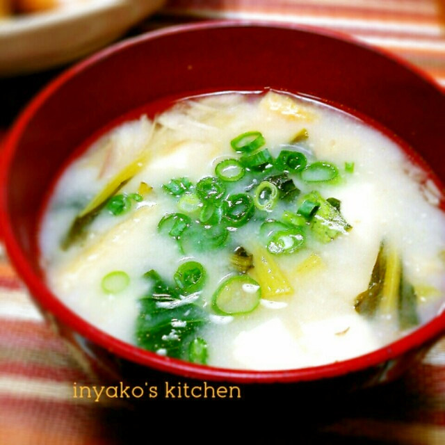 小松菜と玉ねぎのお味噌汁の画像