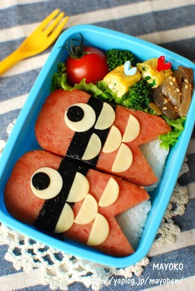 こいのぼりスパムおにぎりのお弁当
