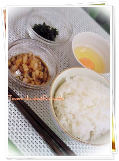 キムチと韓国海苔の幸せ卵かけご飯の写真