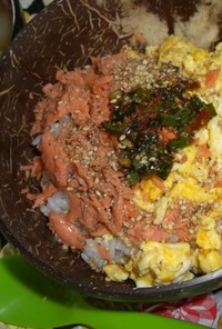 韓の鮭フレーク丼。ランチやひとりご飯に。