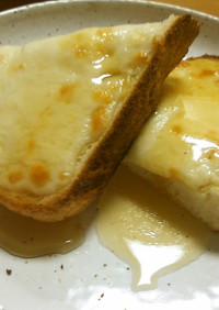 甘くてしょっぱい♪蜂蜜とチーズのトースト