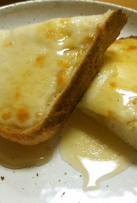 甘くてしょっぱい♪蜂蜜とチーズのトースト