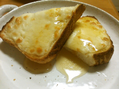 甘くてしょっぱい♪蜂蜜とチーズのトーストの写真