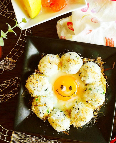 ふりかけご飯で目玉焼き～このまま朝食！！の写真