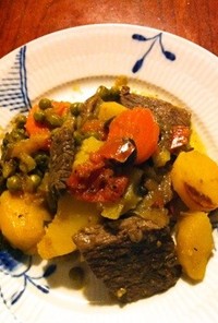 タジン鍋で牛肉と野菜のサフラン風味煮込み