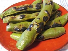 塩水でホクホク感動♥さやごと空豆の黒焼き