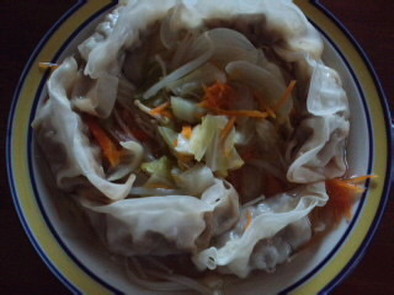 餃子のせ野菜スープの写真