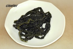 塩蔵わかめを色良く戻す