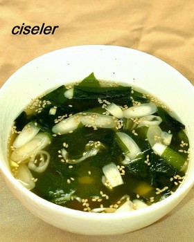 簡単トック餅入りわかめスープ