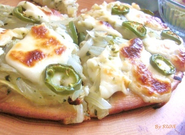 玉ねぎ＆とろ～りモッツレラの白いピザ☆の画像
