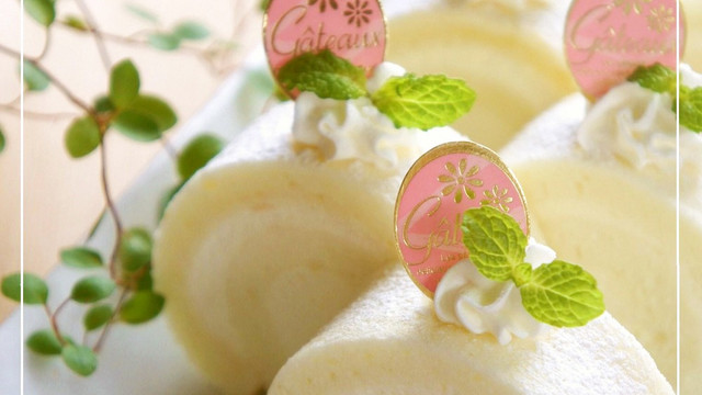 ホワイトチョコ入り 白いロールケーキ レシピ 作り方 By Nyonta クックパッド 簡単おいしいみんなのレシピが366万品