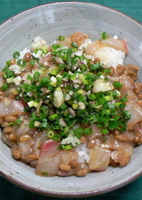 タイの刺身と納豆の薬味たっぷり丼