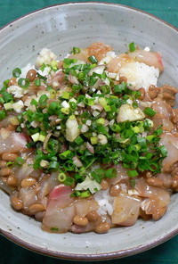 タイの刺身と納豆の薬味たっぷり丼