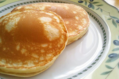 朝食にも便利☆小麦粉で簡単ホットケーキの写真