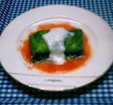 白身魚のレタス包みイチゴソースの写真