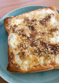 クリームチーズとおかか醤油のトースト