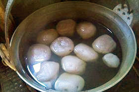 大豆殻の灰で作る＊生芋の手作りコンニャクの画像
