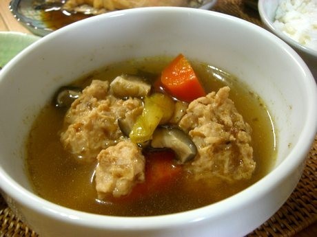 鶏団子と野菜の食べる和風スープの画像