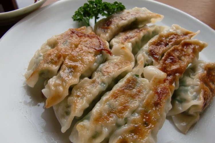 美味 鶏ミンチとニラの焼き餃子 レシピ 作り方 By 白雲堂 クックパッド 簡単おいしいみんなのレシピが364万品