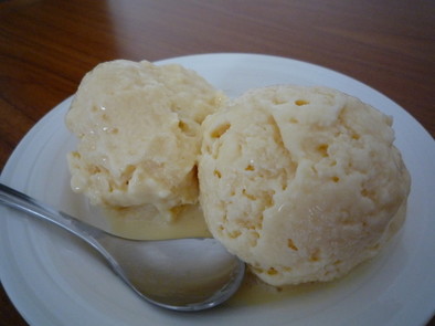 牛乳と全卵で濃厚バニラアイスクリームの写真