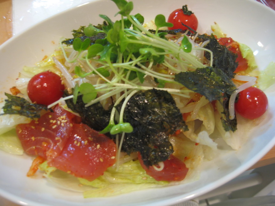 マグロとキムチのサラダ、韓国風の画像