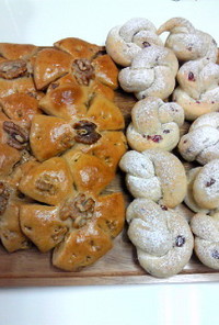 黒糖粉のくるみパン（写真左）