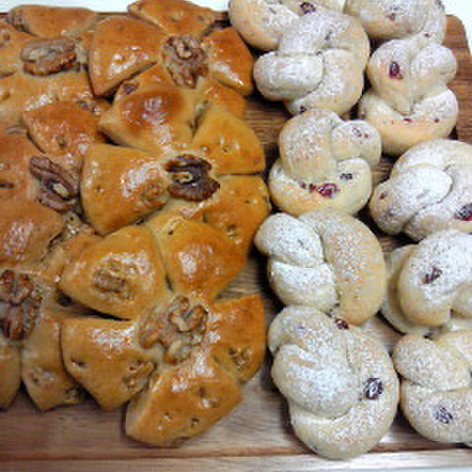 黒糖粉のくるみパン（写真左）
