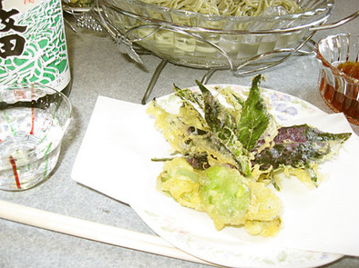 きんじ草の冷麦　金時草と空豆の天ぷら添えの写真