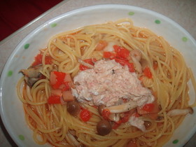 ツナ缶でにんにく香るトマト和風パスタ