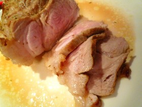 ワインにあう、豚もも肉のハーブワイン蒸し