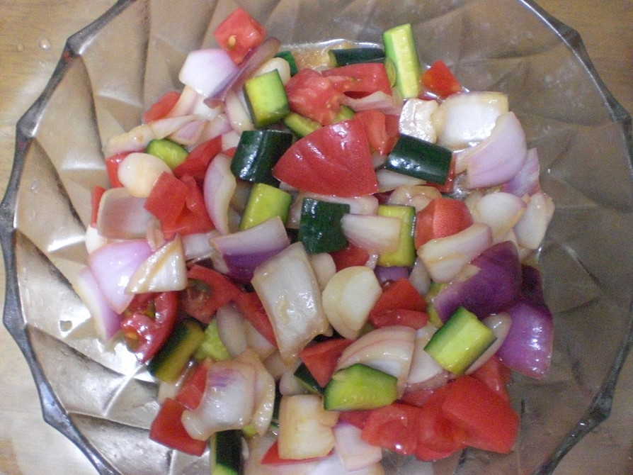 新玉ねぎ・きゅうり・トマトの四角いサラダの画像
