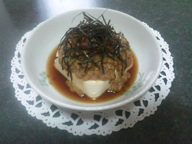 とにかくのせるだけ♪納豆どうふ梅肉添え