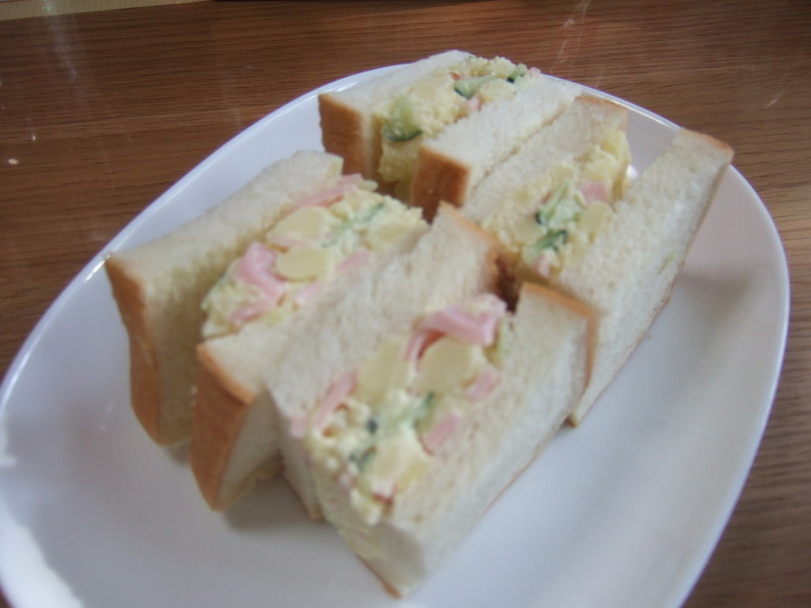 ポテトサラダのサンドイッチの画像