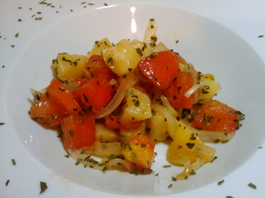 トマトと玉ねぎとジャガイモのサラダの画像