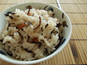 ひじきと梅干の炊き込みご飯