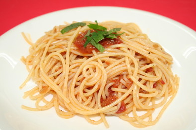 食べるオリーブオイルトマトの簡単パスタの写真