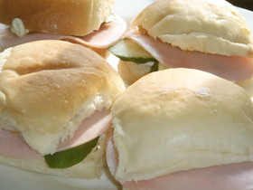 簡単ピーナツバターでハムきゅうりサンド