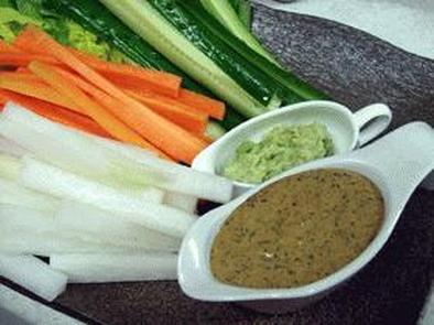 野菜をおいしく：アボガトとゴマ味噌ねーずのディップの写真