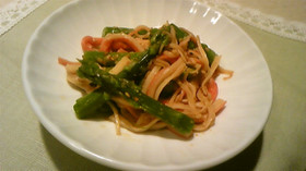 お弁当にも☆アスパラとカニカマの胡麻和え