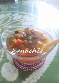 暑い夏にぴったりの冷たい野菜スープ