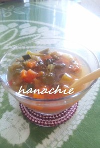 暑い夏にぴったりの冷たい野菜スープ
