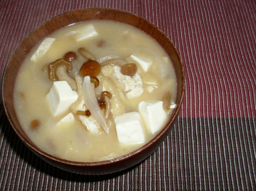 玉葱・なめこ・豆腐・揚げのお味噌汁♪の画像