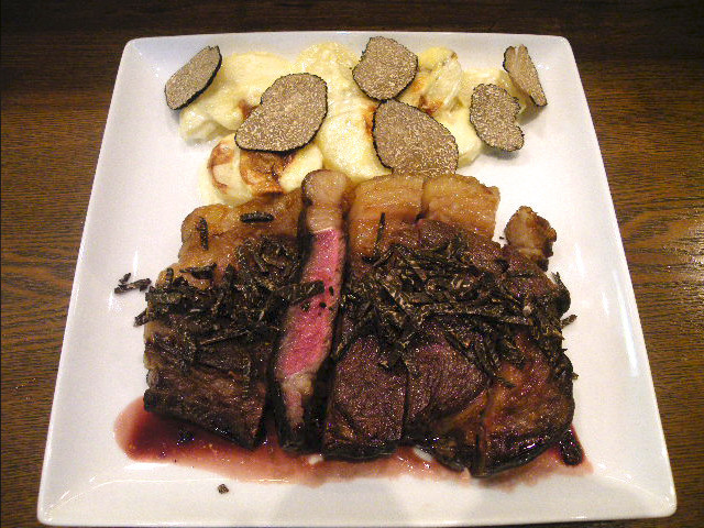 黒トリュフのステーキとポテトグラタン　の画像