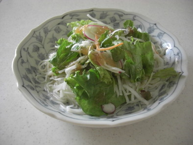 にんにく風味のサラダ麺の写真