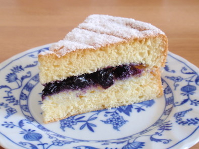 ブルーベリージャムとスポンジのケーキの写真