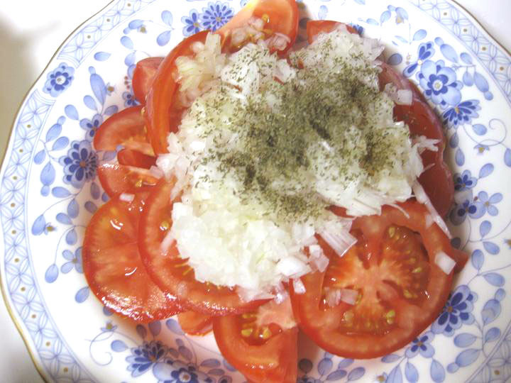 夏はコレ！冷やしトマトと玉ネギのサラダの画像