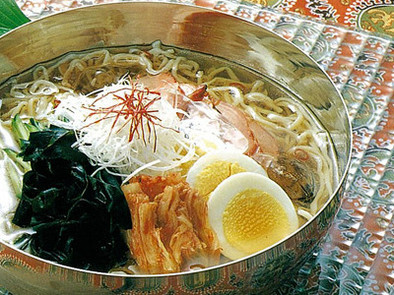 韓国風冷やしラーメン【ラーメンのスープ】の写真