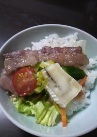 チーズオン焼き肉サラダ飯