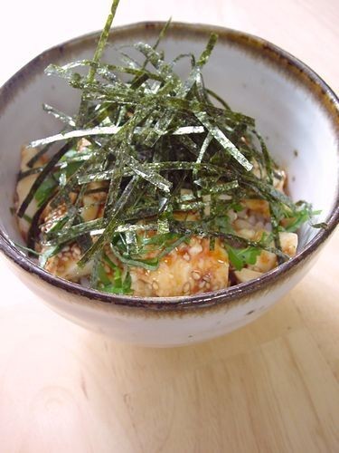 シソのせ豆腐ユッケ丼。の画像