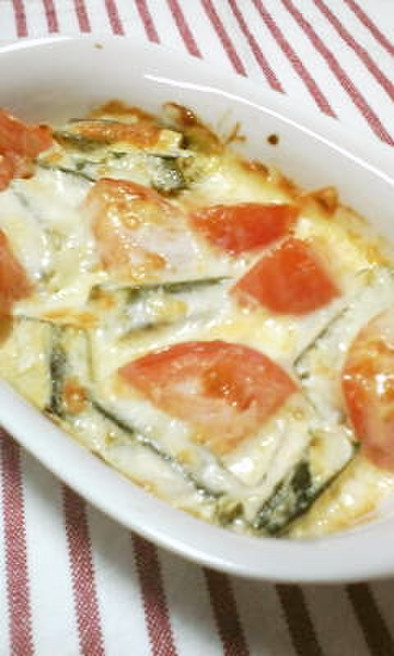 夏野菜たべよ！トマトとオクラのチーズ焼きの写真